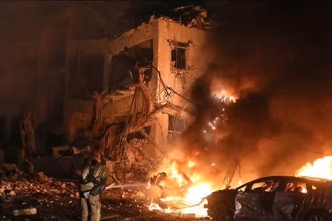 Tòa nhà tại Tel Aviv, Israel trúng tên lửa đạn đạo của Iran ngày 1/3/2026. (Ảnh: THX/TTXVN)