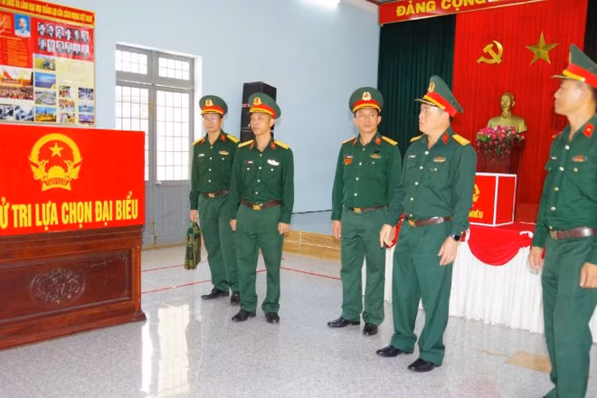 Đoàn công tác kiểm tra công tác chuẩn bị bầu cử tại Tiểu đoàn 303, Trung đoàn 584.