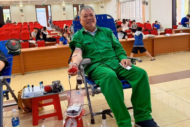 Một tình nguyện viên lớn tuổi tham gia hiến máu tại chương trình. 