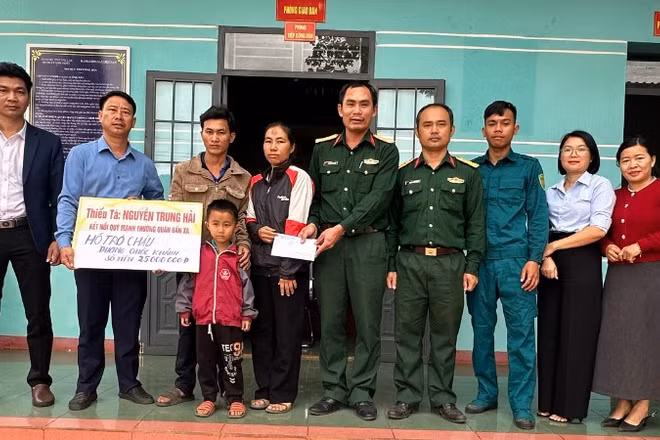 Thiếu tá Quân nhân chuyên nghiệp Nguyễn Trung Hải (thứ 5 từ phải sang), nhân viên Quân lực, Ban Chỉ huy Quân sự xã Ia Rvê cùng lãnh đạo xã Ea Kiết trao tiền các nhà hảo tâm hỗ trợ cháu Dương Quốc Khánh.