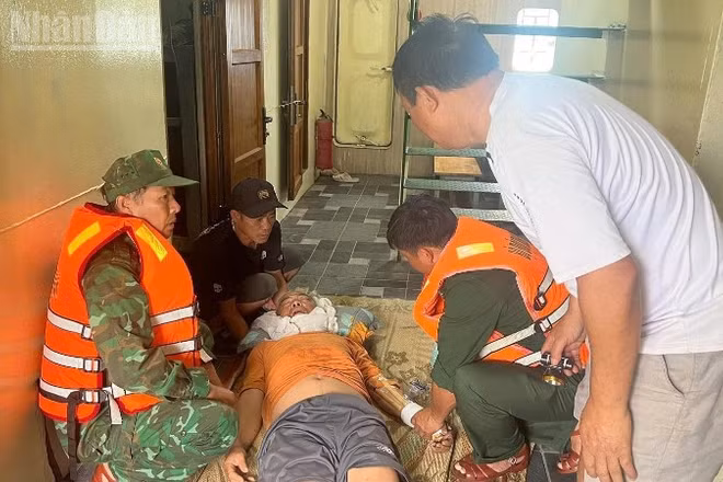 Cán bộ, chiến sĩ Đồn Biên phòng Cửa khẩu Cảng Vũng Rô khẩn trương sơ cứu thuyền viên bị chấn thương ngay tại khoang tàu.