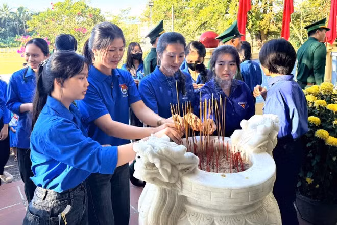 Các đoàn viên, thanh niên dâng hương tại đền thờ Lê Thành Phương.