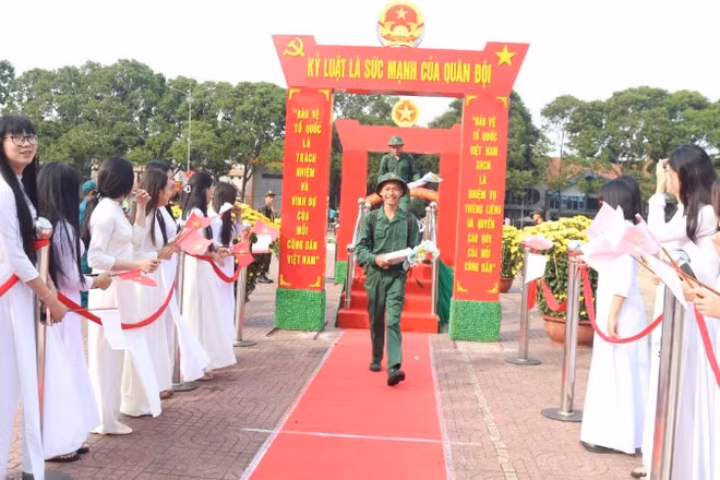 Thanh niên tỉnh Đắk Lắk hăng hái lên đường nhập ngũ.