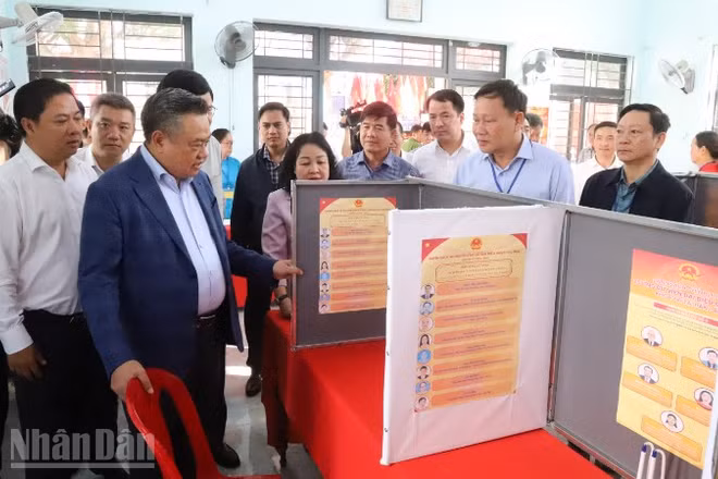 Đồng chí Trần Sỹ Thanh và đoàn giám sát kiểm tra thực tế điểm bầu cử tại khu vực bỏ phiếu số 38, Tổ dân phố 5 Tự An, phường Buôn Ma Thuột.