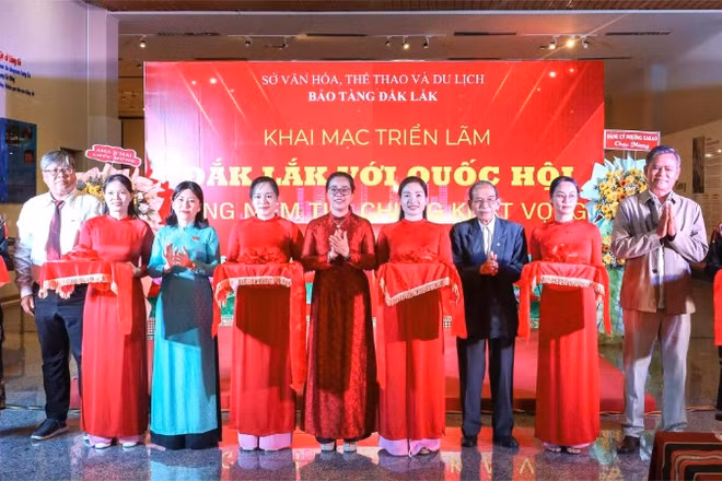 Các đại biểu cắt băng khai mạc triển lãm.