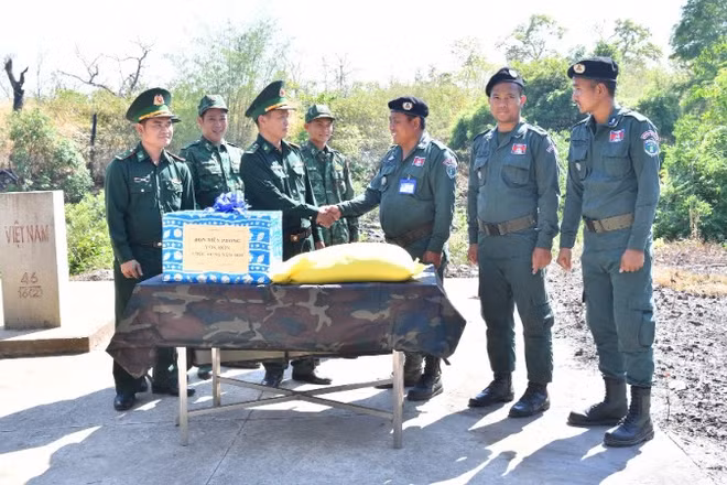 Đồn Biên phòng Yok Đôn tổ chức gặp mặt, tặng quà Đồn Cảnh sát bảo vệ biên giới bộ Cobaldomray, Campuchia.