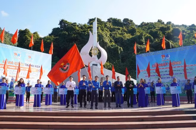 Nghi thức phất cờ ra quân "Tháng Thanh niên" năm 2026.