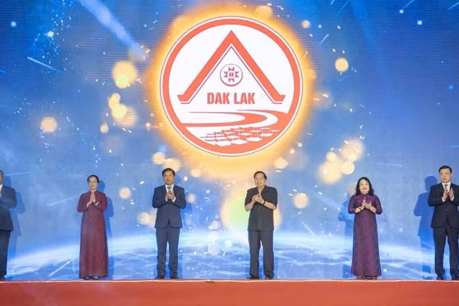 Lãnh đạo tỉnh Đắk Lắk ra mắt và giới thiệu logo nhận diện tỉnh Đắk Lắk mới.