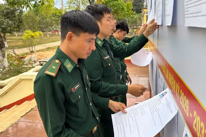 Cán bộ, chiến sĩ Đồn Biên phòng Sêrêpốk, xã Buôn Đôn tìm hiểu lý lịch của những người ứng cử đại biểu Quốc hội khóa XVI và đại biểu Hội đồng nhân dân các cấp nhiệm kỳ 2026-2031.