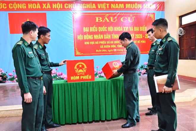 Đoàn công tác của Ban Chỉ huy Bộ đội Biên phòng tỉnh Đắk Lắk kiểm tra công tác chuẩn bị bầu cử sớm tại Đồn Biên phòng Sêrêpốk. 