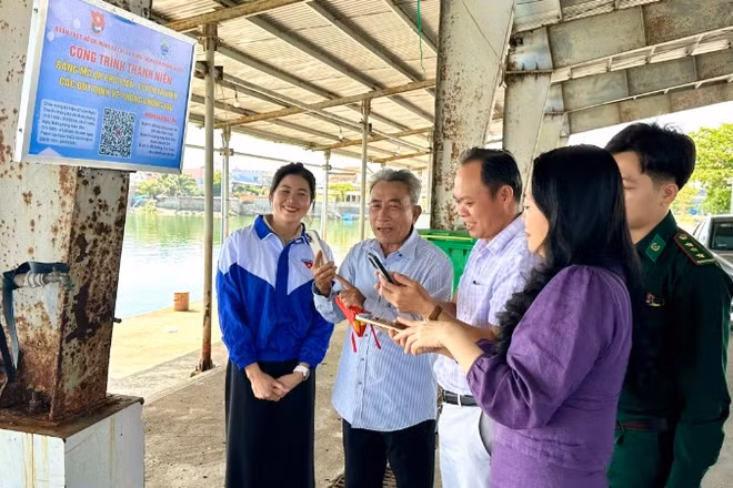 Ngư dân quét mã QR “Bảng mã QR phổ biến, tuyên truyền các quy định về phòng, chống IUU” tại cảng cá Tiên Châu.