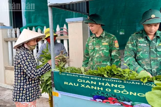 “Gian hàng rau xanh 0 đồng” của cán bộ, chiến sĩ Đồn Biên phòng Xuân Hòa tại chợ Hòa An.
