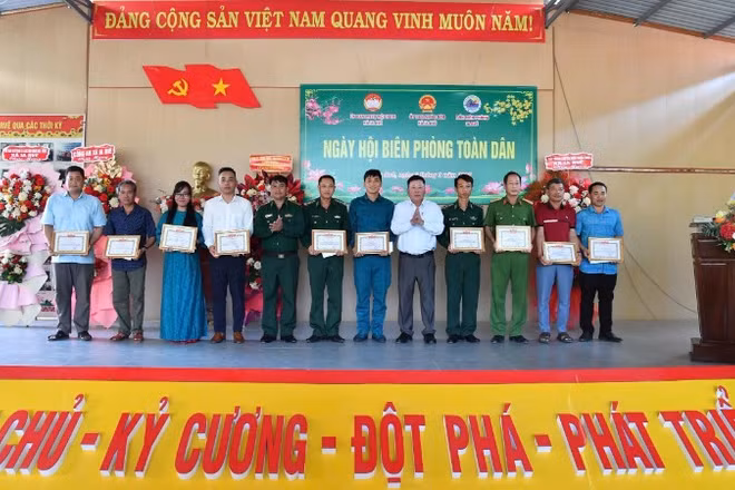 Ban Chỉ huy Bộ đội Biên phòng tỉnh Đắk Lắk và Ủy ban nhân dân xã Ia Rvê trao Giấy khen cho các cá nhân có thành tích trong thực hiện phong trào "Toàn dân tham gia bảo vệ chủ quyền lãnh thổ, an ninh biên giới quốc gia trong tình hình mới". 