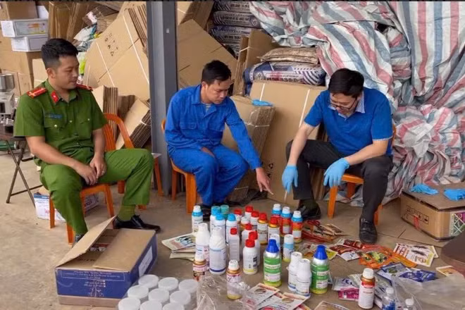 Phòng Cảnh sát kinh tế, Công an tỉnh Đắk Lắk, triệt phá chuyên án sản xuất, buôn bán hàng giả là thuốc bảo vệ thực vật. (Ảnh: Công an tỉnh Đắk Lắk)