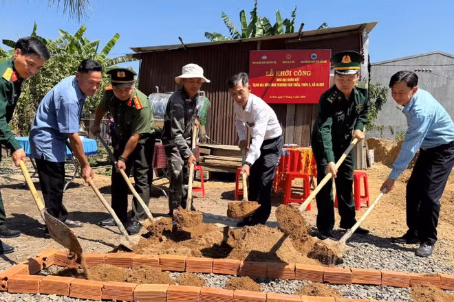 Lễ khởi công nhà "Đại đoàn kết" tặng gia đình ông Trương Văn Toản tại xã Ia Rvê. 