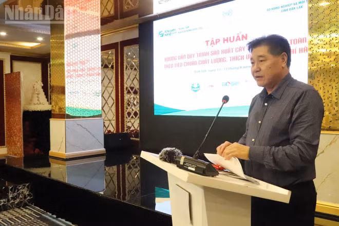 Giám đốc Trung tâm Khuyến nông quốc gia Lê Quốc Thanh phát biểu tại chương trình tập huấn. (Ảnh: CÔNG LÝ)