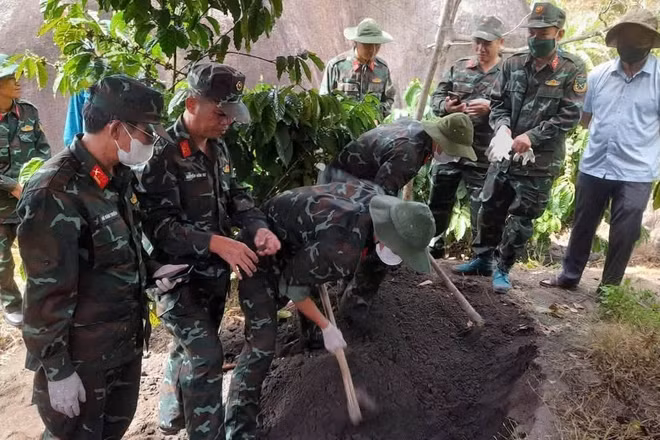Các lực lượng chức năng tiến hành khai quật tìm hài cốt liệt sĩ. (Ảnh: Quốc Khánh)