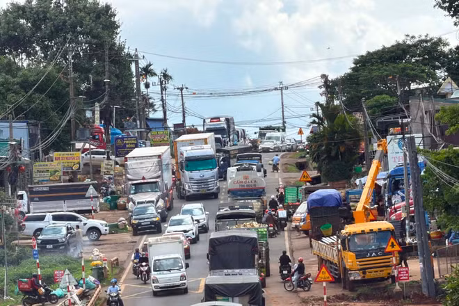 Trong những ngày qua, tình trạng ùn tắc giao thông trên Quốc lộ 26 đoạn từ Buôn Ma Thuột về xã Krông Pắc thường xuyên xảy ra. (Ảnh: MINH PHƯƠNG)