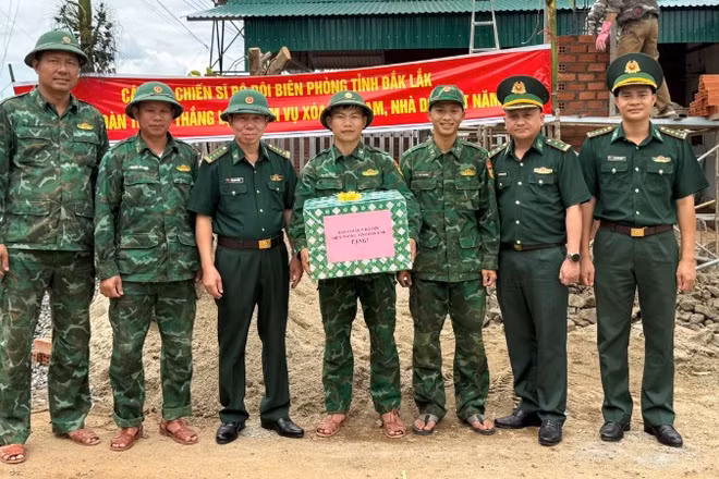 Đại tá Đỗ Quang Thấm và đoàn công tác tặng quà cán bộ, chiến sĩ đang thực hiện nhiệm vụ tại công trình.