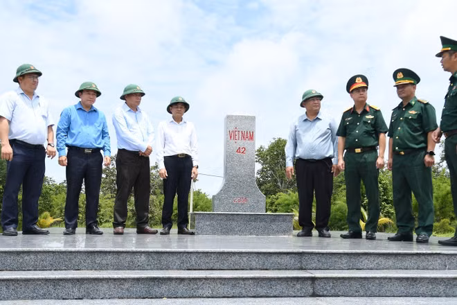 Đoàn công tác nắm tình hình biên giới tại Cột mốc biên giới số 42. (Ảnh: Nguyễn Lân)
