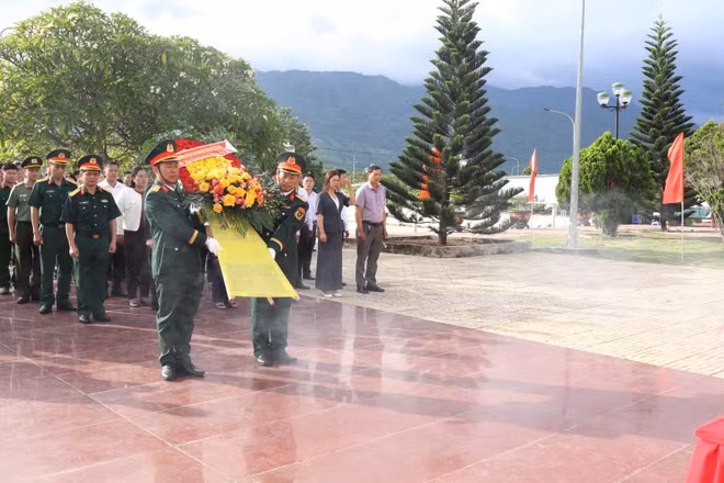Các đồng chí lãnh đạo Bộ Chỉ huy Quân sự tỉnh Đắk Lắk và các địa phương dâng hoa tại Nghĩa trang Liệt sĩ xã Krông Bông, tưởng niệm các Anh hùng liệt sĩ trước khi lấy mẫu sinh phẩm. (Ảnh: Phan Tuân)