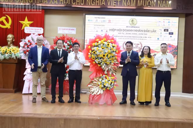 Đại diện Ủy ban nhân dân tỉnh Đắk Lắk tặng lẵng hoa chúc mừng Hiệp hội Doanh nhân Đắk Lắk nhân 1 năm thành lập. (Ảnh: NGUYỄN CÔNG LÝ)