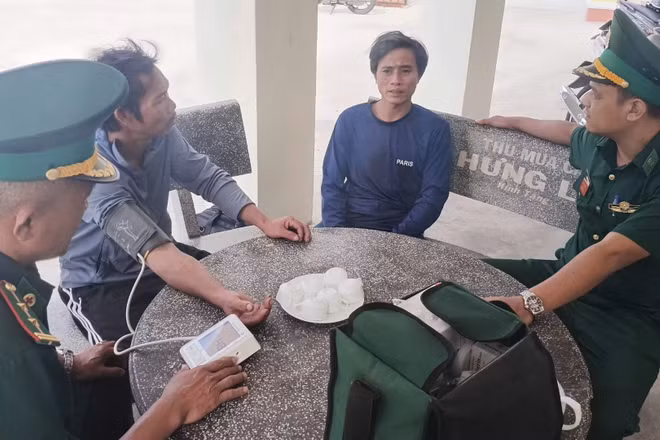 2 ngư dân được quân y Đồn Biên phòng Hòa Hiệp chăm sóc sức khỏe. (Ảnh: Ngọc Lân).