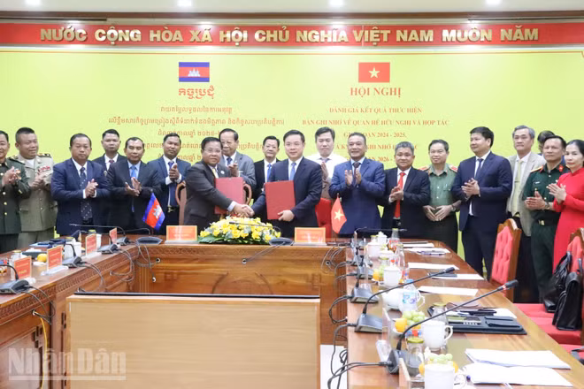 Lãnh đạo hai tỉnh Đắk Lắk và Mondulkiri ký kết hợp tác giai đoạn 2026 - 2030. (Ảnh: Nguyễn Công Lý).