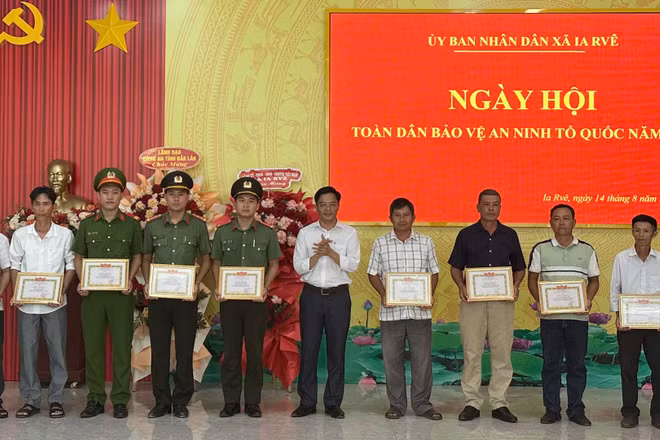 Lãnh đạo xã Ia Rvê tặng giấy khen các tập thể, cá nhân tiêu biểu. (Ảnh: Trung Hải).