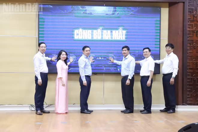 Các đồng chí lãnh đạo Ủy ban nhân dân dân tỉnh Đắk Lắk và các sở, ngành ấn nút công bố ra mắt “Bản đồ số nông sản, sản phẩm OCOP, du lịch thôn buôn trên nền tảng số của tỉnh Đắk Lắk”.