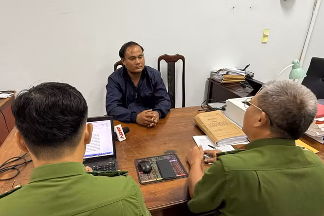 Đối tượng Nguyễn Hồng Lĩnh tại cơ quan Công an. (Ảnh: SỸ ĐỨC)