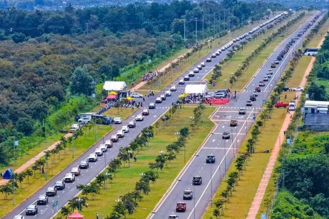 Đoàn xe bán tải chở sầu riêng dài nhất thế giới trên đường Võ Nguyên Giáp, phường Tân Lập, tỉnh Đắk Lắk. (Ảnh: CTV)