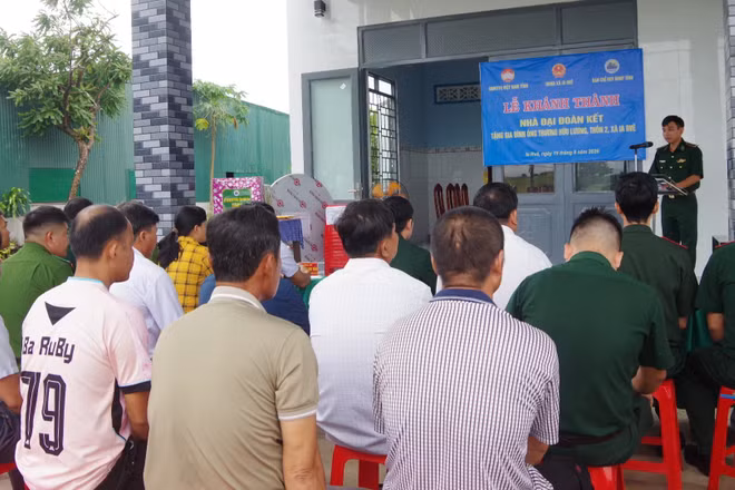 Quang cảnh buổi lễ khánh thành và bàn giao công trình “Nhà Đại đoàn kết” tặng gia đình ông Trương Hữu Lương. (Ảnh: DÂN QUÂN)