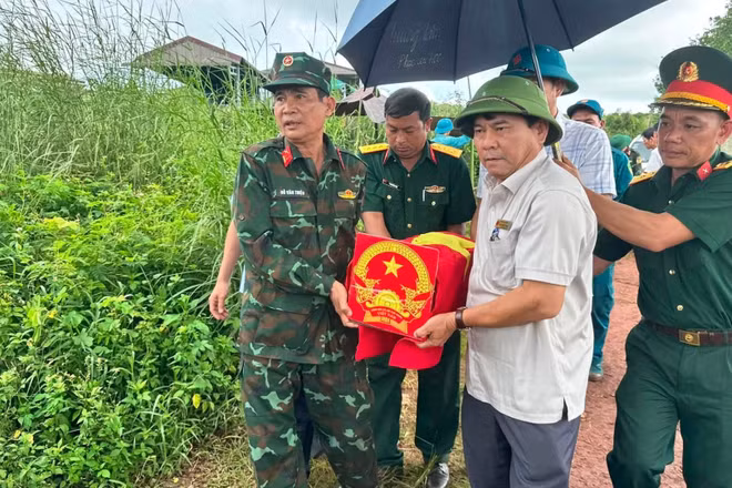 Lãnh đạo Đảng ủy, Ủy ban nhân dân xã, Ban Chỉ huy Quân sự xã Krông Búk và Đội K51 đưa hài cốt liệt sĩ về nơi thờ cúng. (Ảnh: Quốc Khánh)