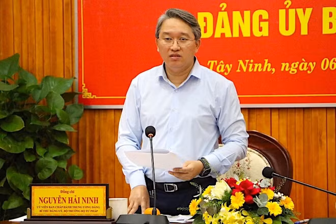 Bộ trưởng Tư pháp Nguyễn Hải Ninh tại buổi làm việc.