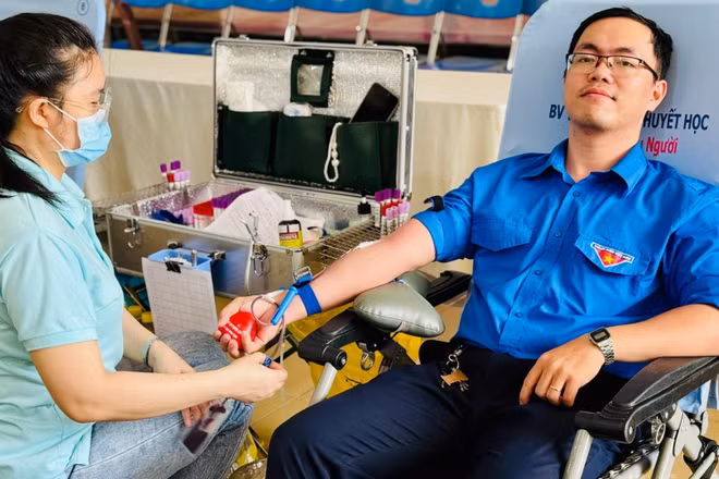 Đoàn viên công đoàn thành phố tham gia hiến máu nhân đạo.