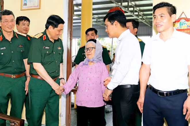 Lãnh đạo Bộ Tư lệnh Quân khu 3 thăm, tặng quà đối tượng chính sách tại phường Đồ Sơn, thành phố Hải Phòng. (Ảnh: ĐỨC VIỆT)