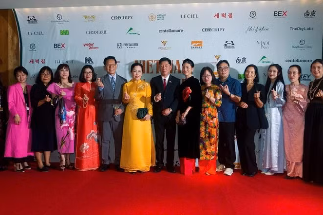 Đoàn Việt Nam trên thảm đỏ sự kiện tại Liên hoan phim quốc tế Busan 2025. (Ảnh: VFDA)