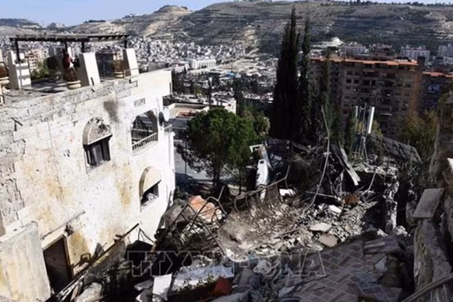 Hiện trường cuộc không kích của Israel xuống Damascus, Syria. (Ảnh: THX/TTXVN)