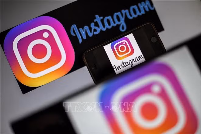 Ứng dụng Instagram được cài trên màn hình điện thoại. (Ảnh: AFP/TTXVN)