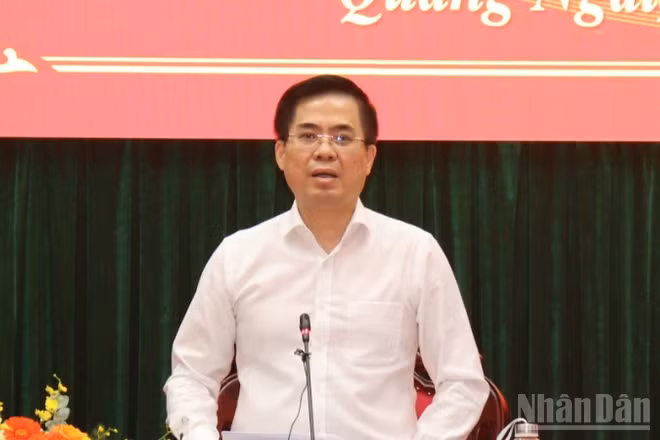 Chủ tịch Ủy ban nhân dân tỉnh Quảng Ngãi Nguyễn Hoàng Giang phát biểu kết luận phiên họp.
