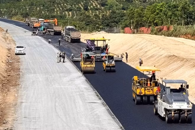 Các nhà thầu đẩy nhanh tiến độ thi công các gói thầu Dự án đường cao tốc Buôn Ma Thuột-Khánh Hòa giai đoạn 1. (Ảnh: QUỐC DŨNG)
