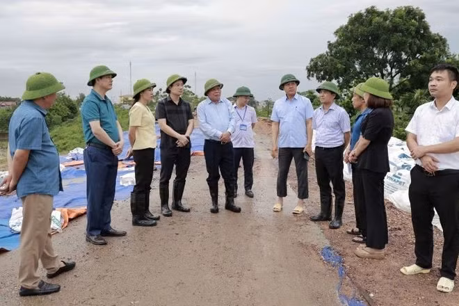 Đồng chí Nguyễn Văn Phong, Phó Bí thư Thành ủy Hà Nội cùng các đồng chí lãnh đạo xã Đa Phúc kiểm tra an toàn các tuyến đê sông Cầu, sông Cà Lồ trên địa bàn Đa Phúc.