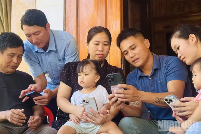 Thành viên Tổ công nghệ số cộng đồng đến tận hộ dân "cầm tay, chỉ việc" tại xã Phong Nha, giúp người dân cài đặt và triển khai các ứng dụng công dân số trên điện thoại thông minh. (Ảnh: HNV)