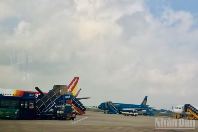 Vận tải hàng không là một trong các kênh vận chuyển hành khách và hàng hóa được ưu tiên lựa chọn hiện nay. (Ảnh: HNV)