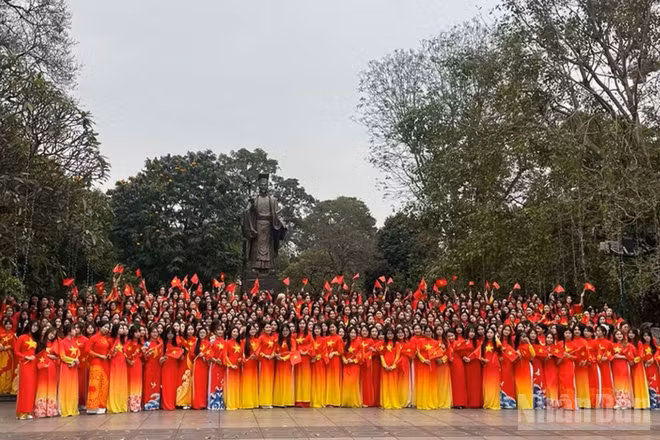 Phụ nữ Việt Nam gìn giữ truyền thống, giữ vững hiện tại và xây dựng tương lai. (Ảnh: BÁO NHÂN DÂN)