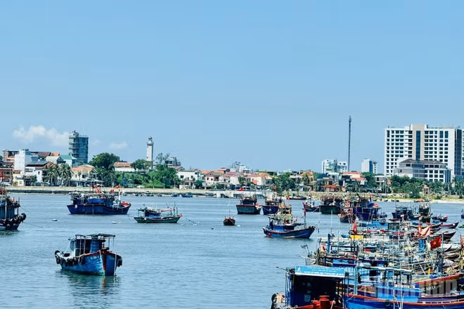 Ba động lực tăng trưởng là: đầu tư công tạo thêm khối lượng sản xuất; công nghiệp và xuất khẩu mở rộng đầu ra; tiêu dùng trong nước duy trì nhịp tăng của thương mại, dịch vụ. (Ảnh: HNV)