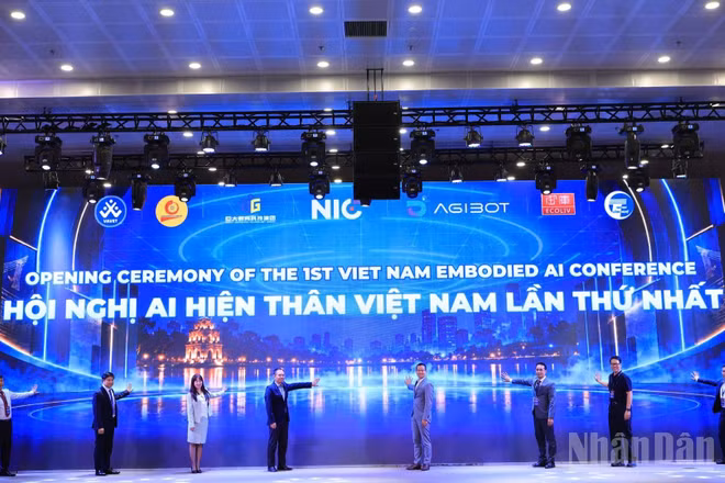 Các đại biểu làm nghi thức khai mạc hội nghị. (Ảnh: MINH HẰNG)