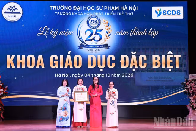 Thứ trưởng Giáo dục và Đào tạo Nguyễn Thị Quyên Thanh trao Bằng khen của Bộ trưởng Giáo dục và Đào tạo tới tập thể, cá nhân có thành tích xuất sắc. (Ảnh: THANH TÙNG) 
