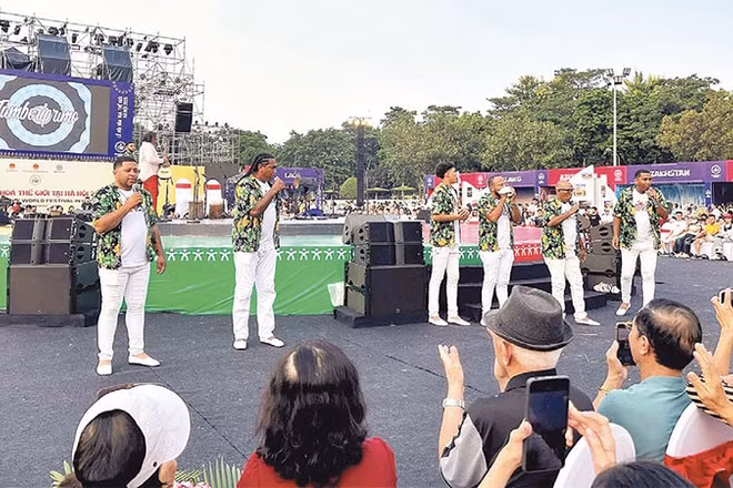Lễ hội văn hóa thế giới tổ chức tại Hà Nội năm 2025 thu hút hàng nghìn du khách trong nước và quốc tế.